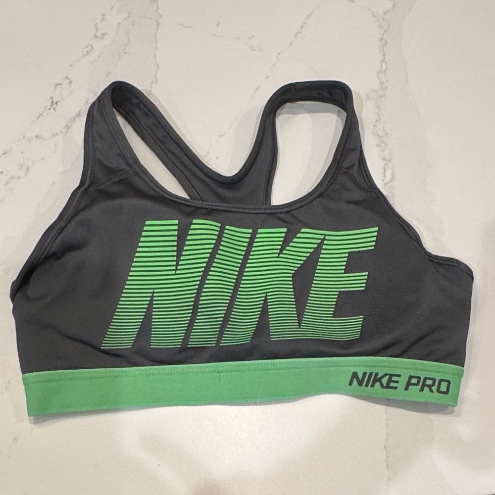 Nike Pro sports bra with removable pads sz medium